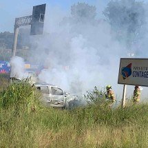 Incêndio em carro bloqueia tráfego em parte do Anel Rodoviário de BH - Reprodu&ccedil;&atilde;o/CBMMG