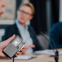 Por que odiamos nossa própria voz gravada? A Psicologia explica o choque entre o que ouvimos e o que somos de verdade - Portal Giro 10