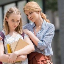 Por que pedimos desculpas demais? A psicologia por trás do hábito que transforma educação em reflexo automático - Portal Giro 10