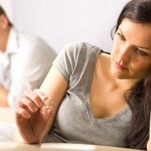 Por que é tão difícil desistir? O erro de continuar insistindo no que não funciona: como o cérebro nos prende a investimentos passados e nos faz perder tempo e energia - Portal Giro 10