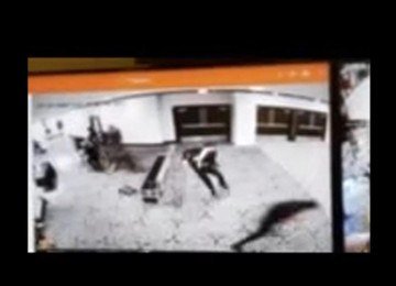 Câmera de segurança flagrou suspeito do atentado quando passa correndo pelo posto de controle instalado antes da entrada do salão de jantar com Trump -  (crédito: Reprodução/câmera de segurança)