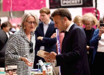 Macron durante visita a feira de literatura em Paris: 