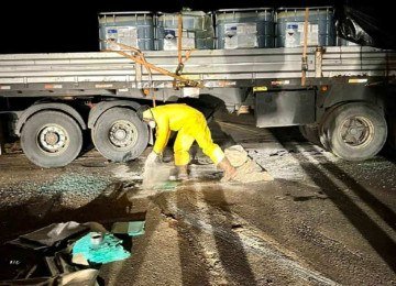 Desastres rodoviários com vazamento de carga foram responsáveis por 
mais de 70% das emergências ambientais atendidas em território mineiro -  (crédito: Corpo de Bombeiros Militar de Minas Gerais /Divulgação)