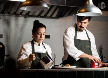 Como aprenderam na Itália, Yzabella e Guilherme Righi se dedicam a pesquisas para descobrir informações e curiosidades sobre quem vão servir -  (crédito: Victor Schwaner/Divulgação)