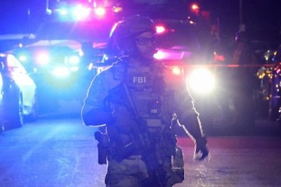 Equipe tática do FBI se prepara para entrar em casa em Torrance, Califórnia,  associada ao suspeito do ataque a tiros no Jantar dos Correspondentes da Casa Branca em 25 de abril de 2026 -  (crédito: PATRICK T. FALLON / AFP)