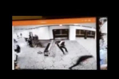 Câmera de segurança flagrou suspeito do atentado quando passa correndo pelo posto de controle instalado antes da entrada do salão de jantar com Trump -  (crédito: Reprodução/câmera de segurança)