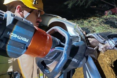 Bombeiros precisaram descer ribanceira de 20 metros, adentrar na matafechada levando equipamentos de salvamento para resgatar mulher ferida no acidente na MGC-342 -  (crédito: CBMMG)