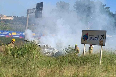 Ve&iacute;culou pegou fogo e bloqueou parte do Abel Rodovi&aacute;rio de BH, em via marginal, lan&ccedil;ando fuma&ccedil;a e trazendo risco ao tr&aacute;fego -  (crédito: Reprodu&ccedil;&atilde;o/CBMMG)