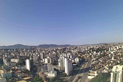 Dia amanhece sem nuvens e esquentando r&aacute;pido em Belo Horizonte. Na foto, vista da Serra do Curral e Regi&atilde;o Centro-Sul a partir da Regional Nordeste -  (crédito: Clima ao Vivo)