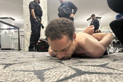 Imagem divulgada pelo presidente dos EUA, Donald Trump, em sua conta no Truth Social, mostra pessoa que ele alega ser o suspeito do tiroteio no Jantar dos Correspondentes da Casa Branca, caída no chão após ser detida em 25 de abril de 2026 -  (crédito: @REALDONALDTRUMP / TRUTH SOCIAL / AFP)