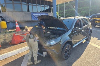 De acordo com a PRF, a recuperação do veículo ocorreu durante uma ação de combate ao crime, após os policiais verificarem indícios de adulteração veicular do automóvel -  (crédito: PRF/Divulgação )