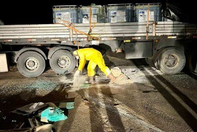 Desastres rodoviários com vazamento de carga foram responsáveis por 
mais de 70% das emergências ambientais atendidas em território mineiro -  (crédito: Corpo de Bombeiros Militar de Minas Gerais /Divulgação)