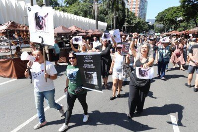 Manifestação pelo direito dos animais na Feira Hippie, em BH -  (crédito: Marcos Vieira /EM/DA. Press)