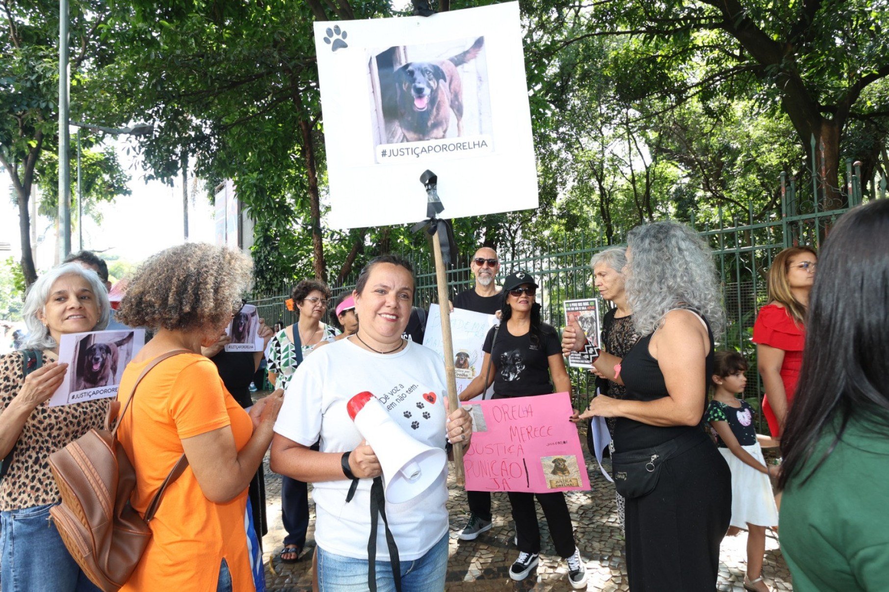 Manifestação pelo direito dos animais na Feira Hippie, em BH. Na foto, Andrea Fonteboa, uma das organizadoras do ato-Marcos Vieira /EM/DA. Press