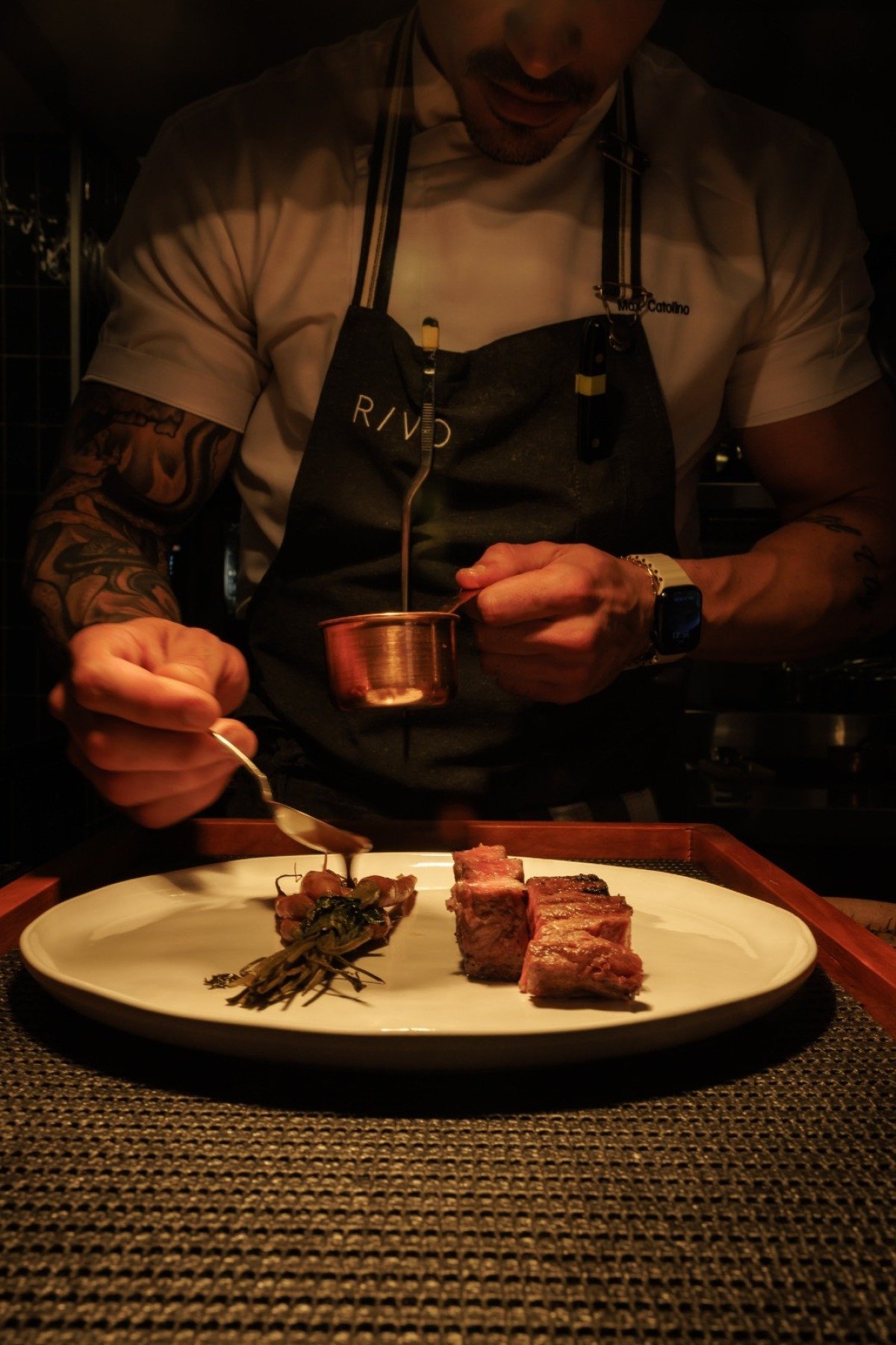 Hoje em BH, &agrave; frente do Rivo Restaurante, o argentino Max Catolino passou pelo Evvai, em S&atilde;o Paulo, que conquistou recentemente tr&ecirc;s estrelas