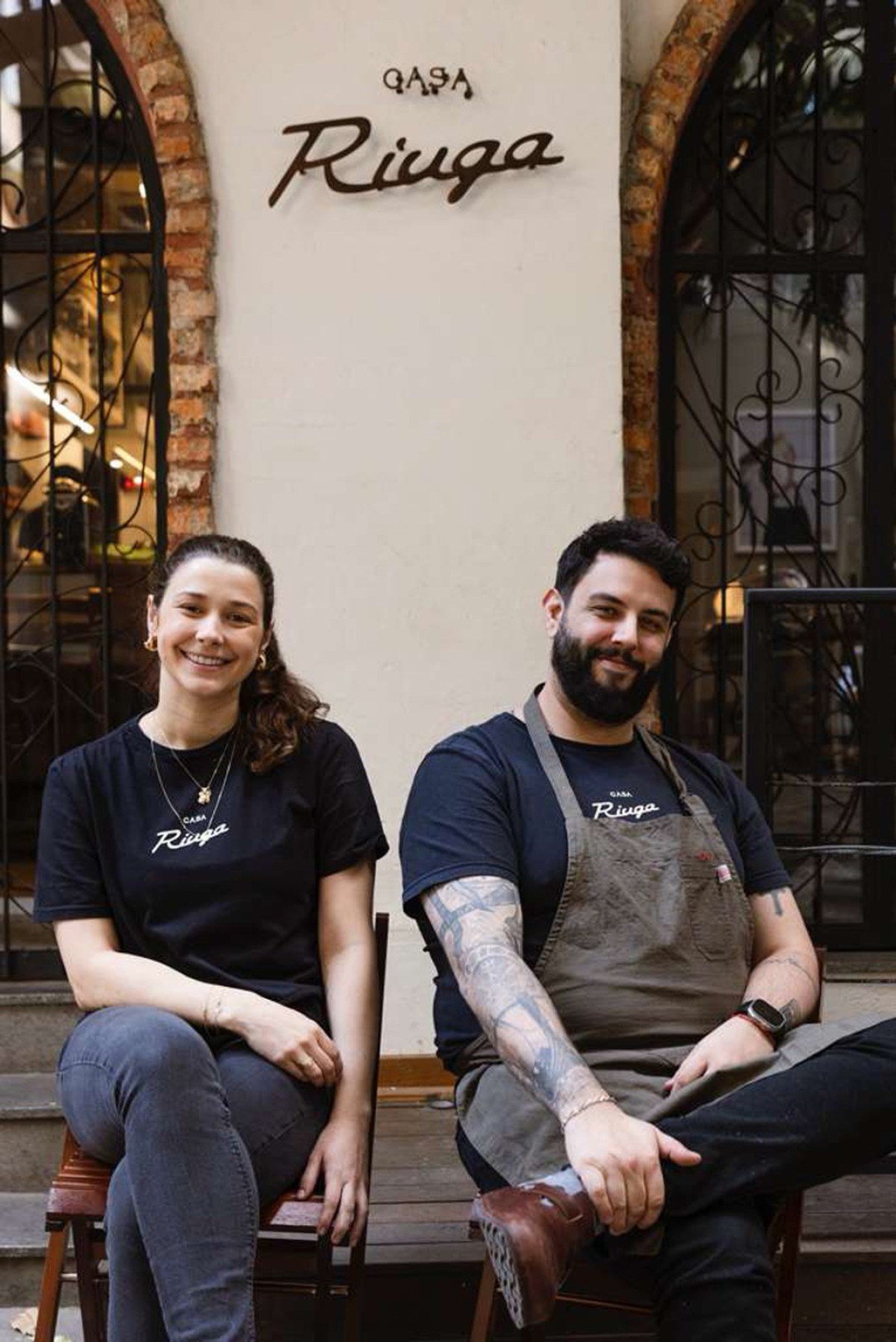 Ao lado da esposa e s&oacute;cia Carolina Elias, Pedro Stussi mant&eacute;m uma lideran&ccedil;a respeitosa: cobrar sem ser hostil