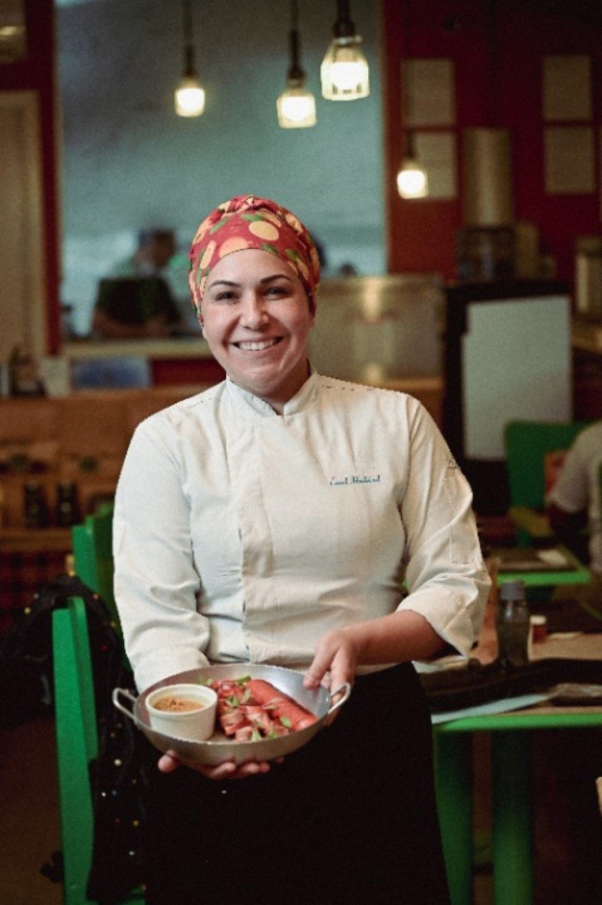 'Isso eleva o sarrafo das faculdades e institutos, que passam a focar, n&atilde;o apenas em formar cozinheiros, mas em lapidar gestores de experi&ecirc;ncias de luxo e pesquisadores de ingredientes nativos', diz Carol Haddad, chef e professora do UniBH, sobre as tr&ecirc;s estrelas Michelin no Brasil