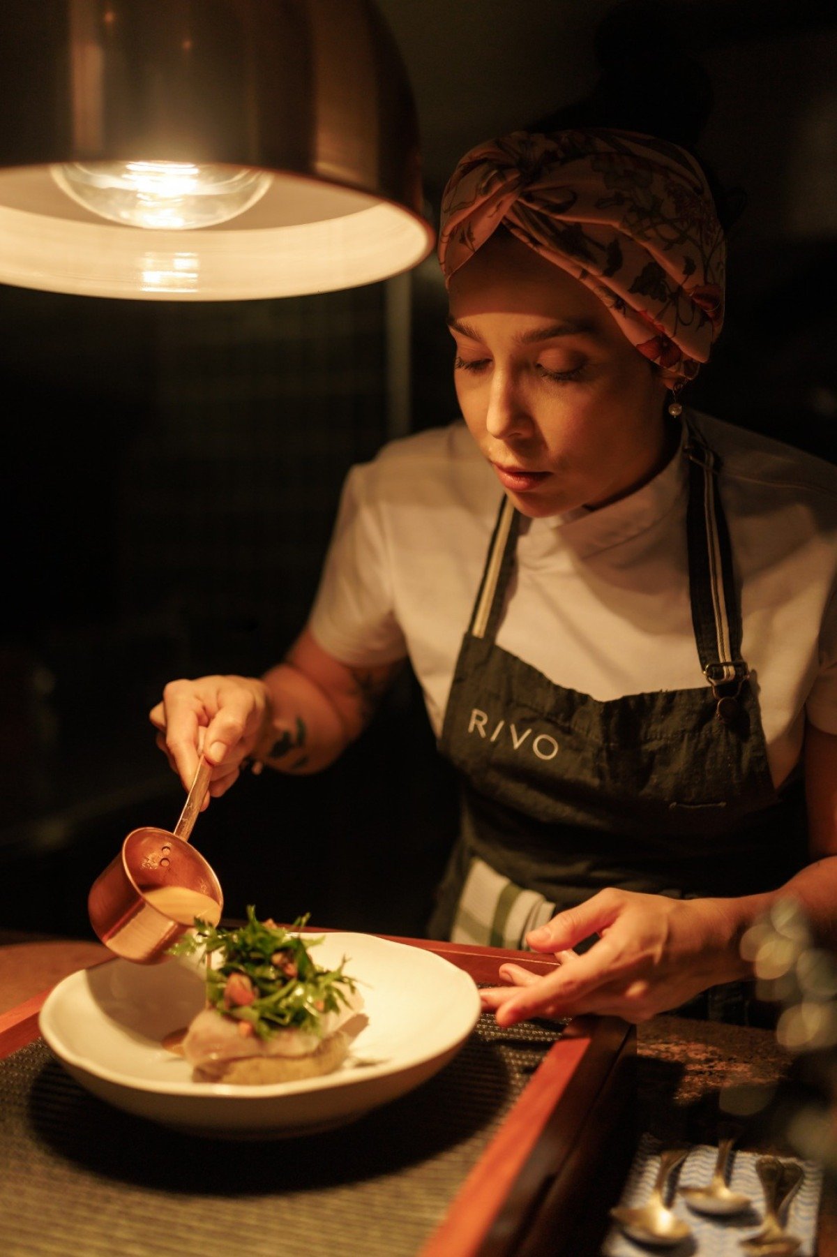 Postura e persist&ecirc;ncia: Alethea Ruckert leva esses ensinamentos trazidos de cozinhas estreladas para a sua rotina no restaurante Rivo