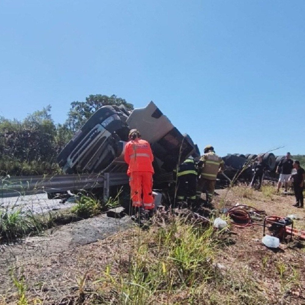 Tombamento de carreta deixa vítima presa às ferragens em rodovia mineira