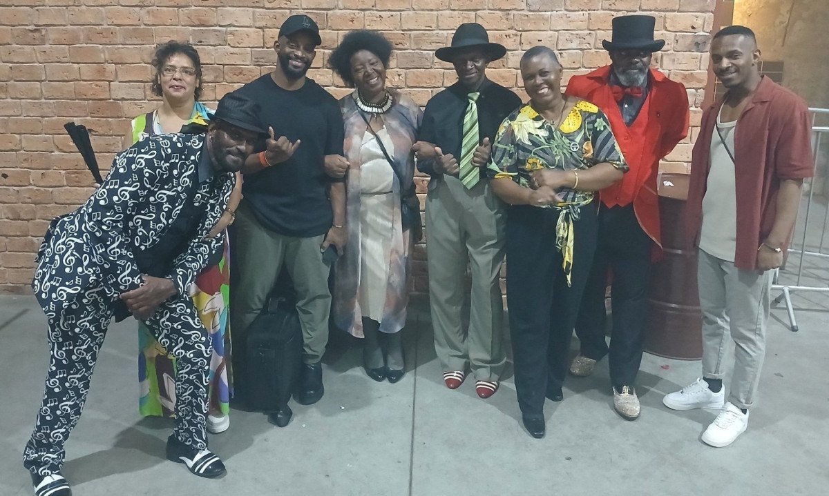 Oito integrantes do grupo de dan&ccedil;a Comunidade do Soul, de Belo Horizonte, est&atilde;o lado a lado e olham para a c&acirc;mera