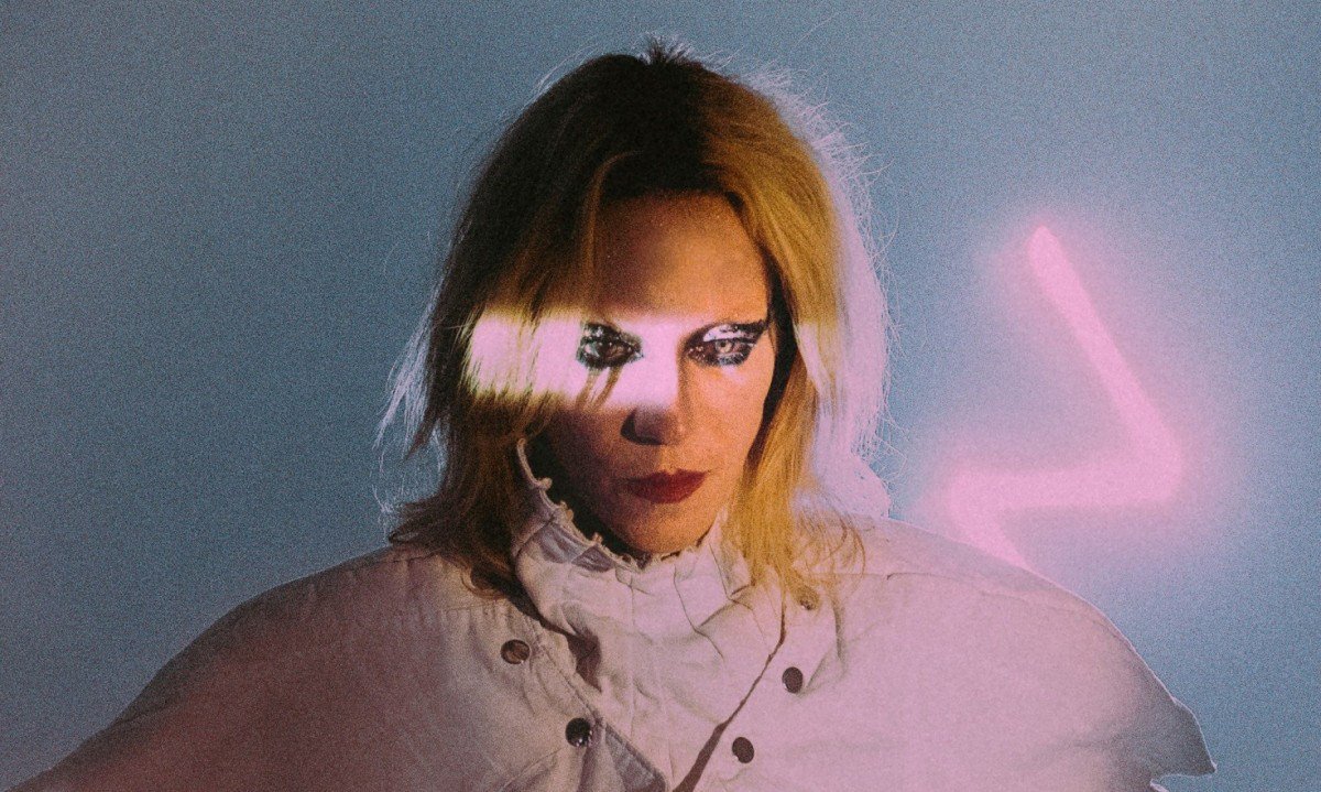 Cantora Buhr tem os olhos pintados de preto, cabelos louros e visual futurista na capa do disco Feixe de fogo