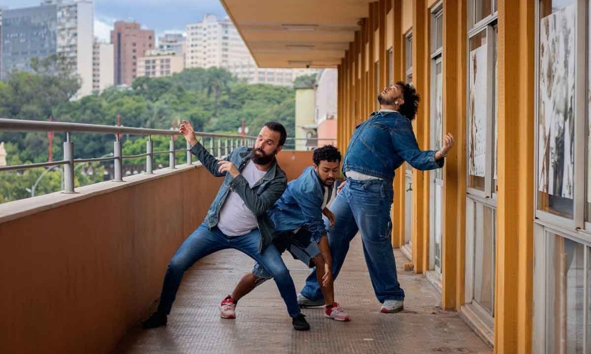 Bailarinos do projeto Que se Dance dan&ccedil;am na varanda de pr&eacute;dio da Pra&ccedil;a da Esta&ccedil;&atilde;o, em Belo Horizonte. Ao fundo veem-se pr&eacute;dios e &aacute;rvores do Parque Municipal