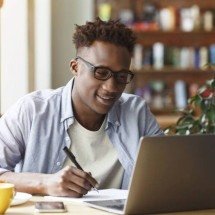 Por que aprender parece mais difícil hoje? Como a atenção fragmentada e as telas mudaram o jeito do cérebro estudar - Portal Giro 10