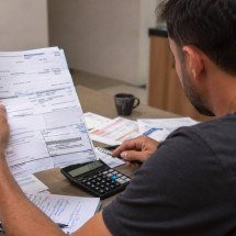 Endividamento das famílias atinge 49,9% em fevereiro e renova recorde, mostra BC - imagem gerada por IA/acervo Estado de Minas