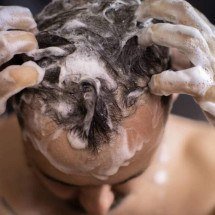 Queda de cabelo no chuveiro: o que é natural, o que é excesso e quando se preocupar de verdade - Portal Giro 10