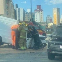 Motorista morre ao perder controle de carro e atingir poste na Via Expressa - Imagem/Reprodução