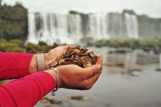 Ação retira 383kg de moedas jogadas nas Cataratas do Iguaçu