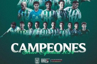 Time conquista o primeiro título nacional, e jogadores comemoram no meio da estrada