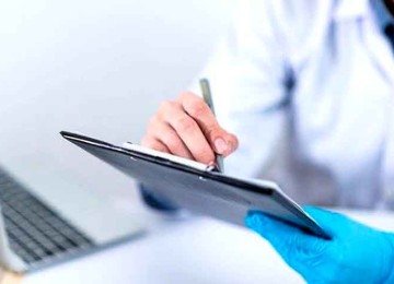 O  ideal é procurar um médico para avaliação e indicação de alternativas mais seguras para o tratamento da tosse.
Existem formas mais seguras de combater a tosse seca, mas a escolha depende do quadro clínico de cada paciente. -  (crédito:  Imagem Pixabay)
