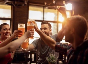 A sexta-feira é o dia em que o brasileiro acorda diferente e celebra o happy hour com amigos -  (crédito: Drazen Zigic/FreePIc)
