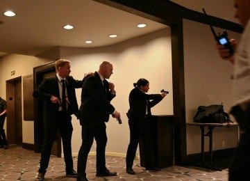 Agentes sacam suas armas após fortes estrondos serem ouvidos durante o jantar dos Correspondentes da Casa Branca no Washington Hilton em Washington, DC, em 25 de abril de 2026 -  (crédito: MANDEL NGAN / AFP)