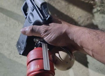 Granadas e réplica de revólver foram apreendidos e o suspeito foi preso em flagrante em Governador Valadares (MG) -  (crédito: PMMG/Divulgação)