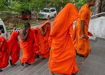 Monges suspeitos foram levados à Justiça do Sri Lanka, que determinou a detençãi do grupo por sete dias para interrogatório -  (crédito: ISHARA S. KODIKARA / AFP)