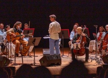 
O maestro Felipe Magalhães (ao centro) com Dora e Jaques Morelenbaum, no palco do Teatro Sesiminas -  (crédito: Nelson Almeida/Divulgação)
