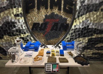 Além das drogas, os policiais recolheram ainda uma pistola calibre 9 mm, um revólver calibre .38 e munições dos dois calibres -  (crédito: PMMG/Reprodução)