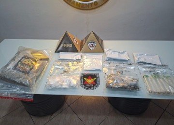 Além das drogas, apreenderam 39 cartuchos calibre .38, duas balanças de precisão e um celular -  (crédito: PMMG/Reprodução)