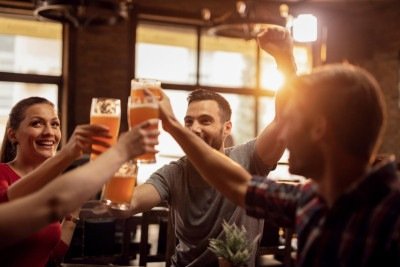 A sexta-feira é o dia em que o brasileiro acorda diferente e celebra o happy hour com amigos -  (crédito: Drazen Zigic/FreePIc)