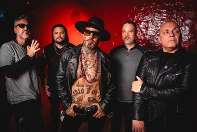 A banda Detonautas, atra&ccedil;&atilde;o principal do Festival Mineiro da Cerveja, celebra mais de duas d&eacute;cadas de carreira no rock nacional. -  (crédito: Pedro Hansen / Divulga&ccedil;&atilde;o)