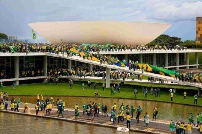 Oito de janeiro de 2023 feriu a democracia, golpeada por discursos inflamados e ações violentas -  (crédito: Sérgio Lima/AFP – 8/1/2023)