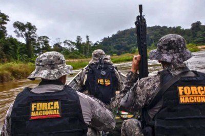 Agentes da Força Nacional navegam em rio armados em lancha pequena -  (crédito: Bruno Mancinelle | Casa de Governo)