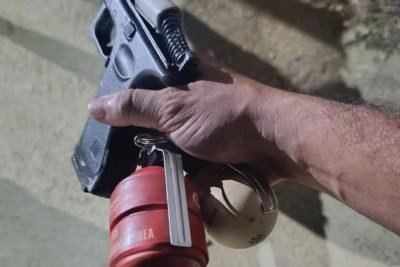 Granadas e réplica de revólver foram apreendidos e o suspeito foi preso em flagrante em Governador Valadares (MG) -  (crédito: PMMG/Divulgação)