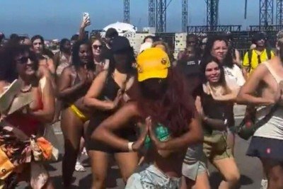 Fãs dançam Waka Waka em Copacabana antes do show de Shakira no Rio -  (crédito: Tupi)