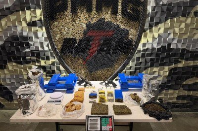 Além das drogas, os policiais recolheram ainda uma pistola calibre 9 mm, um revólver calibre .38 e munições dos dois calibres -  (crédito: PMMG/Reprodução)