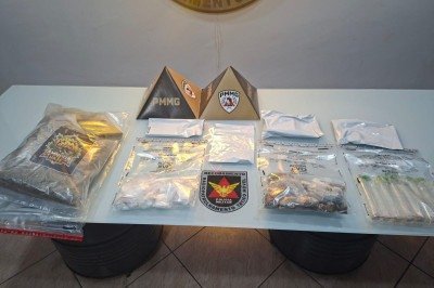 Além das drogas, apreenderam 39 cartuchos calibre .38, duas balanças de precisão e um celular -  (crédito: PMMG/Reprodução)