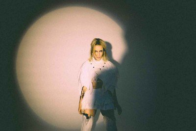 A cantora e compositora Buhr gravou o álbum solo autoral 'Feixe de fogo' durante dois anos em 11 estúdios de cinco cidades, com 24 músicos convidados  -  (crédito: Priscilla Buhr/Divulgação)