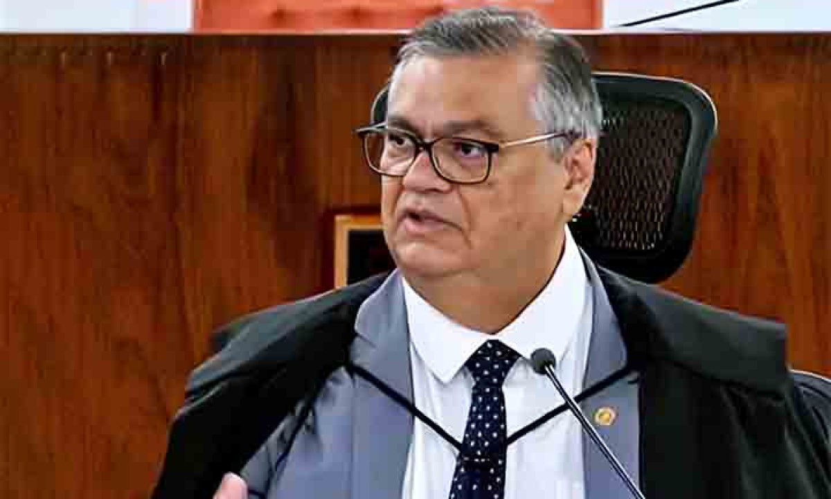 Outro ponto defendido por Dino é a adoção de regras que determinem o afastamento imediato do cargo assim que a denúncia for aceita pela Justiça. Em caso de condenação definitiva, a proposta prevê a perda automática da função, sem necessidade de etapas adicionais. Por fim, ele propõe a criminalização de atos que tenham como objetivo impedir, dificultar ou retaliar o andamento de processos e investigações. A ideia é que esse tipo de conduta seja punido independentemente de estar vinculado a organi - (crédito: Reprodução do Instagram @flaviodino)